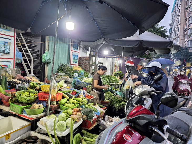 Giá cả đầu ngày: Mưa liên tục khiến giá rau củ tăng mạnh; xoài miền Tây được giá, heo hơi lên 60.000 đồng/kg - Ảnh 2.