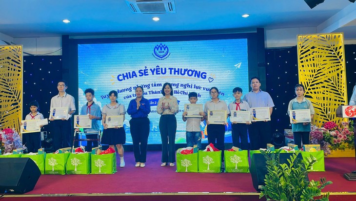 Saigon Co.op trao 200 triệu đồng tiếp sức trẻ em khó khăn - Ảnh 2.