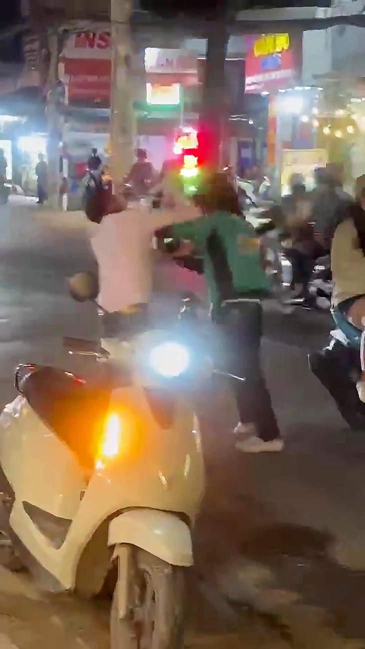 Xác minh clip tài xế xe ôm công nghệ bị khách đánh ở phường An Hội Đông - Ảnh 2.