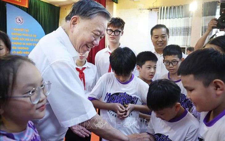 Làm lồng đèn, vẽ mặt nạ, trẻ rộn ràng phá cỗ đón Trung thu - Ảnh 5.