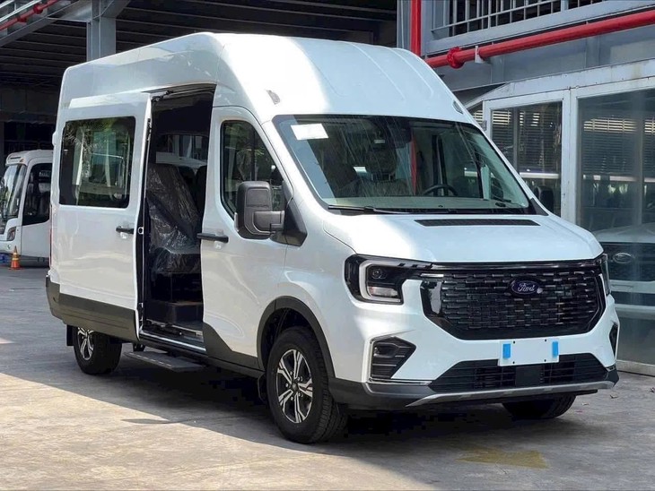 Lộ Ford Transit lạ ở Việt Nam: Đầu như Rolls-Royce, ghế thương gia cao cấp - Ảnh 6.