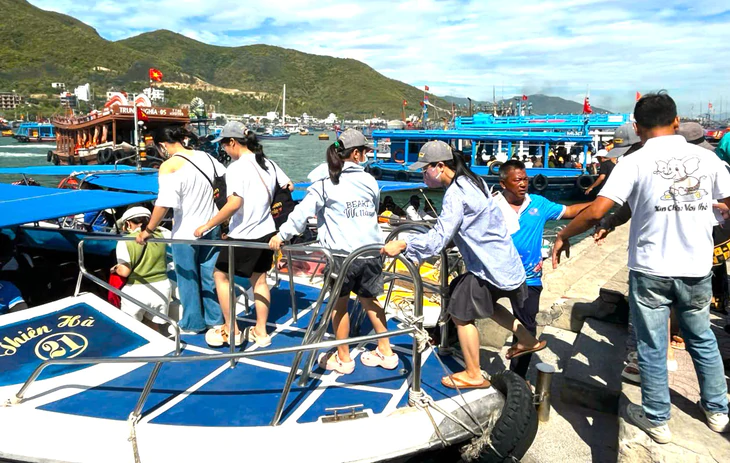 Sắp hết nghỉ lễ 2-9, du khách vẫn nán lại Nha Trang rồi trở lại TP.HCM vào ban đêm để né kẹt xe - Ảnh 1.
