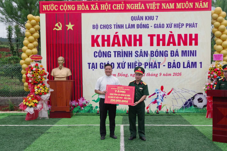 Quân khu 7 trao công trình gắn kết đồng bào dân tộc, tôn giáo - Ảnh 1.