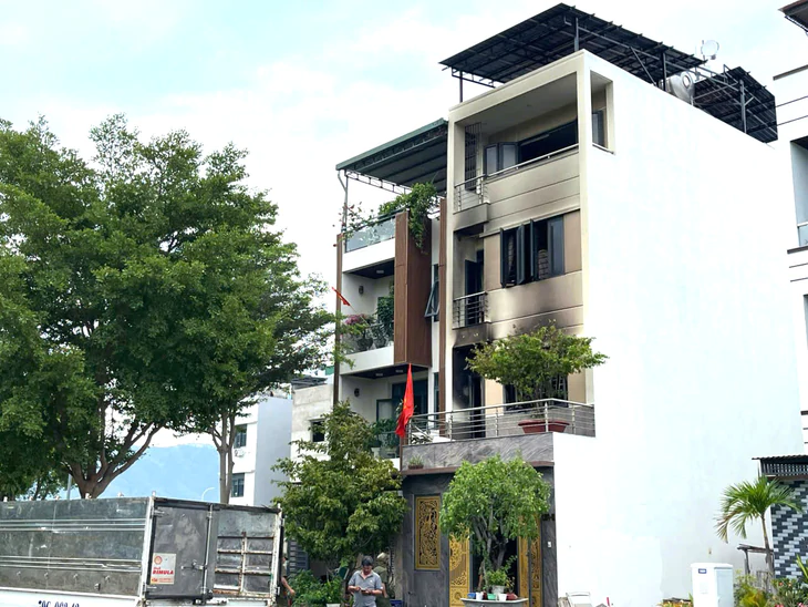 Cháy nhà trong khu đô thị ở Nha Trang, 2 người bị ngạt khí, bỏng - Ảnh 2.
