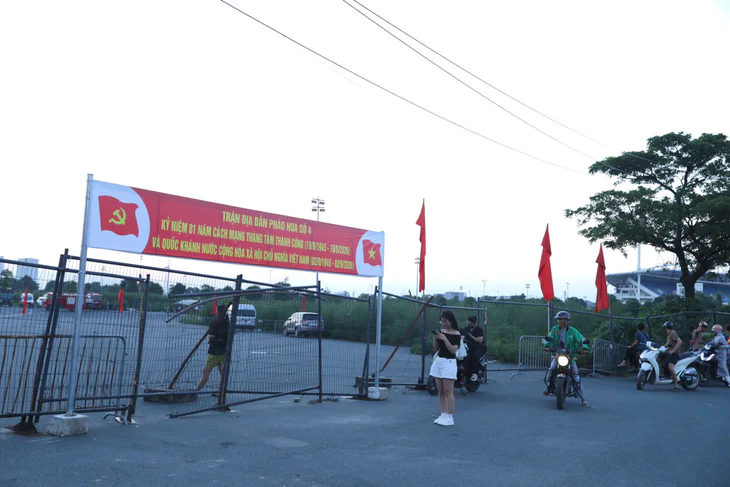 Hàng ngàn người đổ về trung tâm Hà Nội và TP.HCM chờ xem pháo hoa mừng Quốc khánh - Ảnh 2.