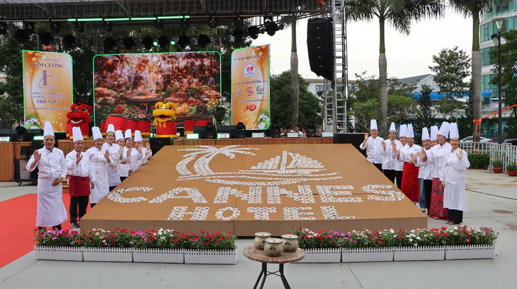 Logo khổng lồ làm từ gỏi củ hủ dừa tôm thịt xác lập kỷ lục Việt Nam - Ảnh 1.
