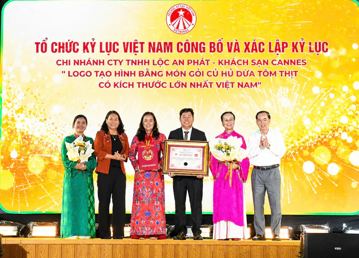 Logo khổng lồ làm từ gỏi củ hủ dừa tôm thịt xác lập kỷ lục Việt Nam - Ảnh 2.