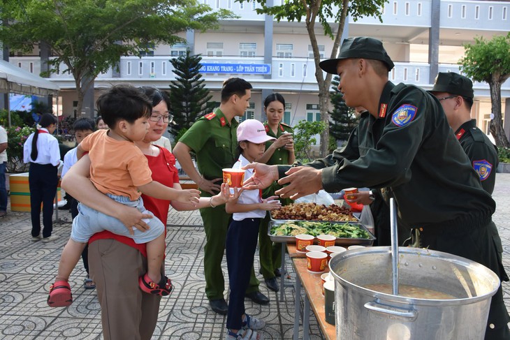 Không chỉ có quà, thiếu nhi còn được ‘học mà chơi - chơi mà học’ trước thềm tựu trường - Ảnh 2.