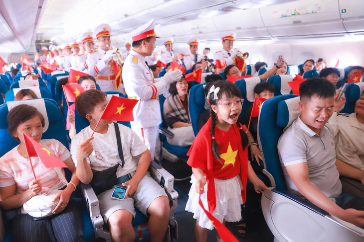 Mini concert ở độ cao 10.000m và tiết mục Quốc ca của các em câm điếc vỡ òa dịp Quốc khánh - Ảnh 5.