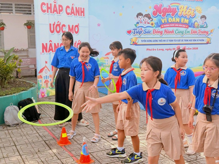 Không chỉ có quà, thiếu nhi còn được ‘học mà chơi - chơi mà học’ trước thềm tựu trường - Ảnh 5.