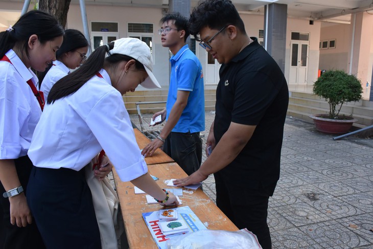 Không chỉ có quà, thiếu nhi còn được ‘học mà chơi - chơi mà học’ trước thềm tựu trường - Ảnh 4.