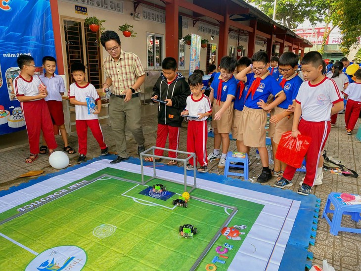 Không chỉ có quà, thiếu nhi còn được ‘học mà chơi - chơi mà học’ trước thềm tựu trường - Ảnh 1.