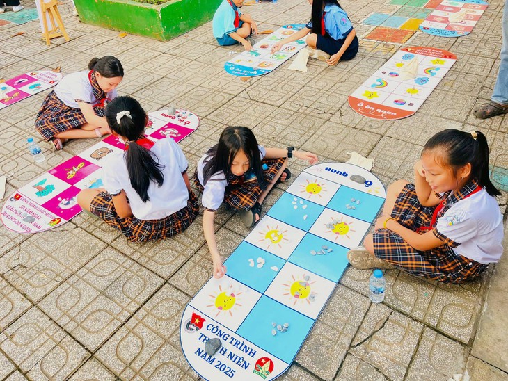 Không chỉ có quà, thiếu nhi còn được ‘học mà chơi - chơi mà học’ trước thềm tựu trường - Ảnh 7.