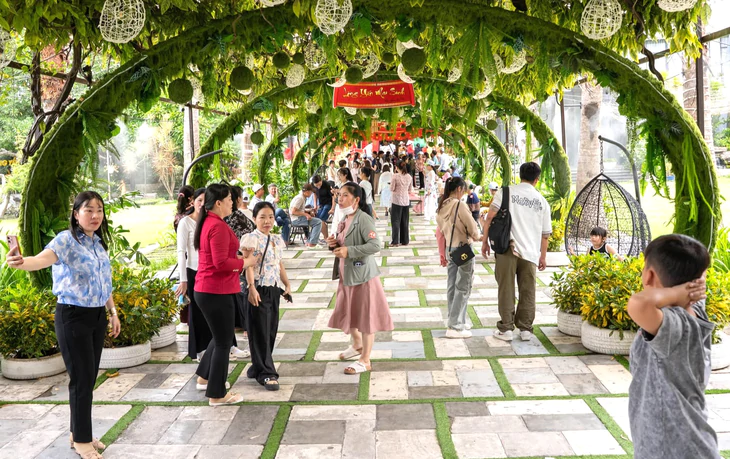 Sắp hết nghỉ lễ 2-9, du khách vẫn nán lại Nha Trang rồi trở lại TP.HCM vào ban đêm để né kẹt xe - Ảnh 2.