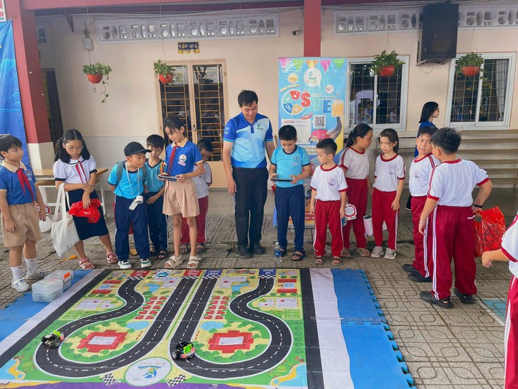 Không chỉ có quà, thiếu nhi còn được ‘học mà chơi - chơi mà học’ trước thềm tựu trường - Ảnh 6.