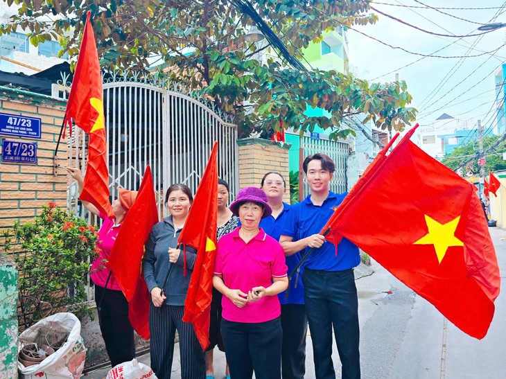 Thắp sáng đường dân sinh, hàng trăm phần quà chăm lo người dân dịp Quốc khánh 2-9 - Ảnh 1.