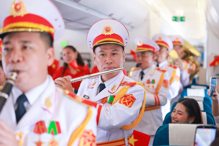Mini concert ở độ cao 10.000m và tiết mục Quốc ca của các em câm điếc vỡ òa dịp Quốc khánh - Ảnh 3.