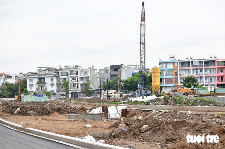 Nhà lấn chiếm, lau lách ven kênh thành đường nhựa phẳng phiu, cuối năm một gói thầu rạch Xuyên Tâm hoàn thành - Ảnh 3.