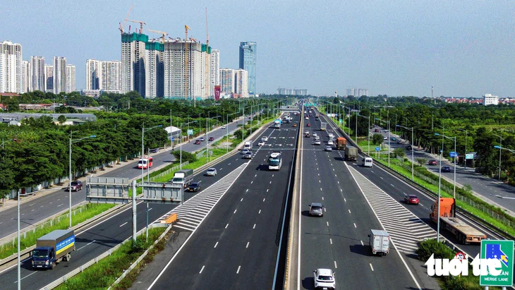 Cục CSGT khẳng định sẽ xử lý nghiêm xe đi 'rùa bò', bám làn trái cao tốc - Ảnh 1.