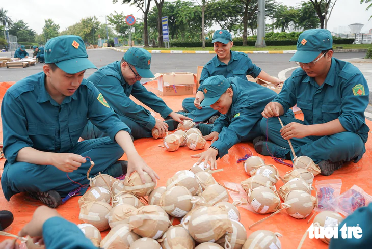 1.200 quả pháo hoa tầm cao tại trận địa đầu hầm sông Sài Gòn đã sẵn sàng cho tối 2-9 - Ảnh 4.
