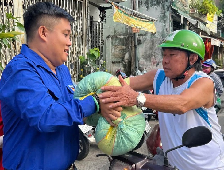 Thắp sáng đường dân sinh, hàng trăm phần quà chăm lo người dân dịp Quốc khánh 2-9 - Ảnh 3.