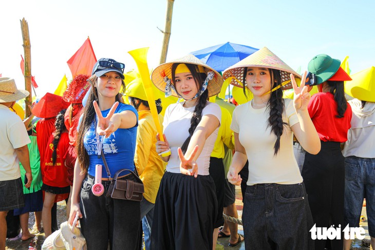 Hàng ngàn người lội xuống biển cổ vũ hội bơi chải truyền thống làng chài Quảng Trị - Ảnh 11.