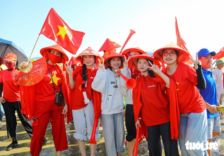 Hàng ngàn người lội xuống biển cổ vũ hội bơi chải truyền thống làng chài Quảng Trị - Ảnh 12.