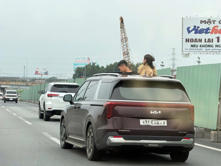 Trẻ thò đầu qua cửa sổ trời khi xe chạy cao tốc, nữ tài xế bị phạt 5,9 triệu đồng - Ảnh 1.
