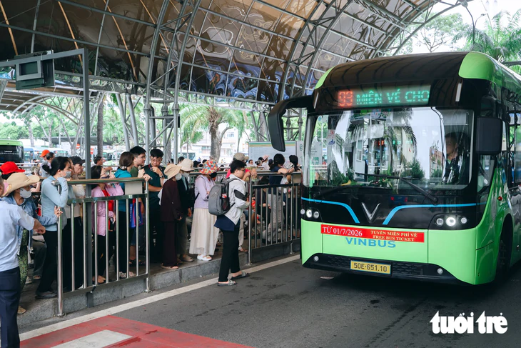 Miễn phí xe buýt và metro 2-9, người dân xếp hàng dài chờ trải nghiệm  - Ảnh 1.