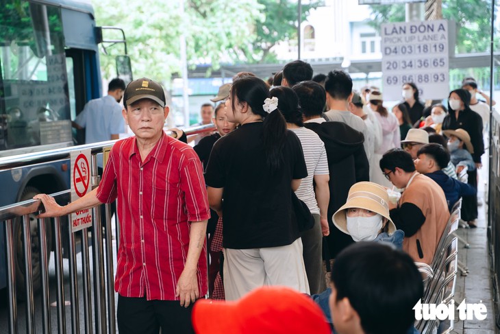 Miễn phí xe buýt và metro 2-9, người dân xếp hàng dài chờ trải nghiệm  - Ảnh 3.