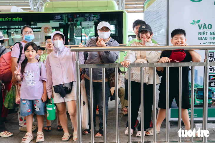 Miễn phí xe buýt và metro 2-9, người dân xếp hàng dài chờ trải nghiệm  - Ảnh 4.