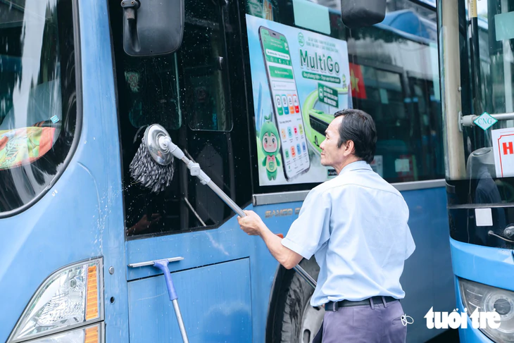 Miễn phí xe buýt và metro 2-9, người dân xếp hàng dài chờ trải nghiệm  - Ảnh 5.