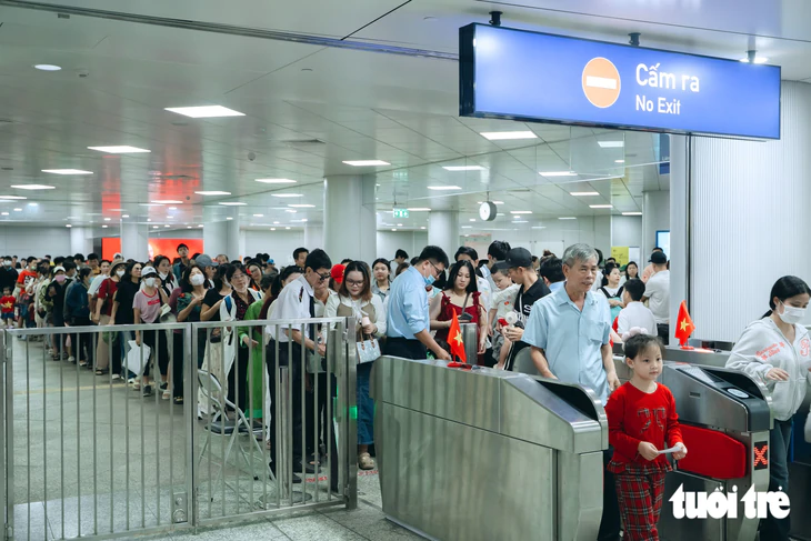 Miễn phí xe buýt và metro 2-9, người dân xếp hàng dài chờ trải nghiệm  - Ảnh 6.