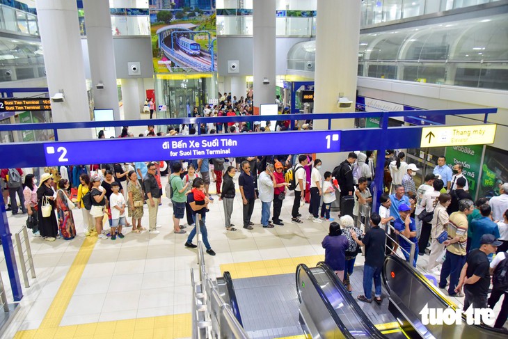 Miễn phí xe buýt và metro 2-9, người dân xếp hàng dài chờ trải nghiệm  - Ảnh 8.