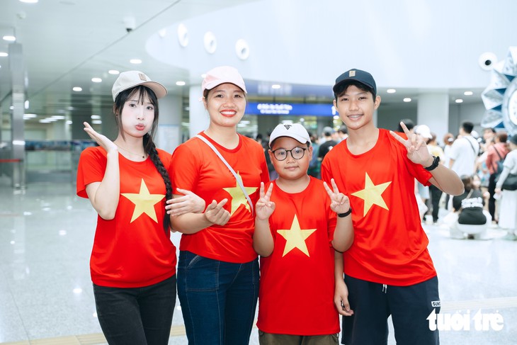 Miễn phí xe buýt và metro 2-9, người dân xếp hàng dài chờ trải nghiệm  - Ảnh 11.
