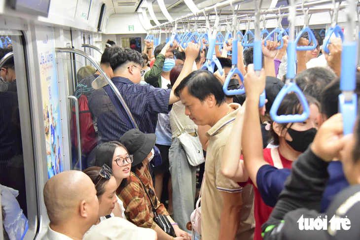 Miễn phí xe buýt và metro 2-9, người dân xếp hàng dài chờ trải nghiệm  - Ảnh 13.