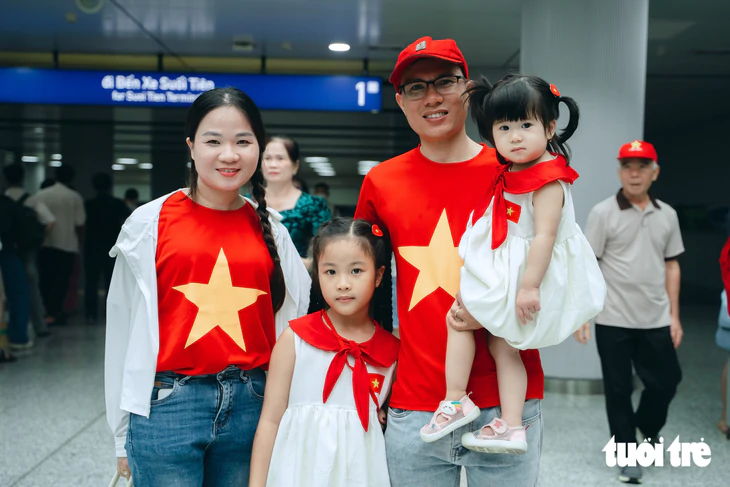 Miễn phí xe buýt và metro 2-9, người dân xếp hàng dài chờ trải nghiệm  - Ảnh 14.