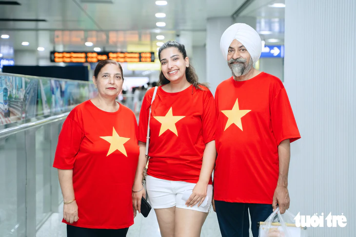 Miễn phí xe buýt và metro 2-9, người dân xếp hàng dài chờ trải nghiệm  - Ảnh 15.