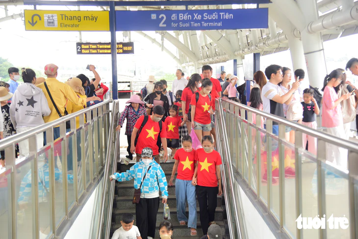 Miễn phí xe buýt và metro 2-9, người dân xếp hàng dài chờ trải nghiệm  - Ảnh 16.