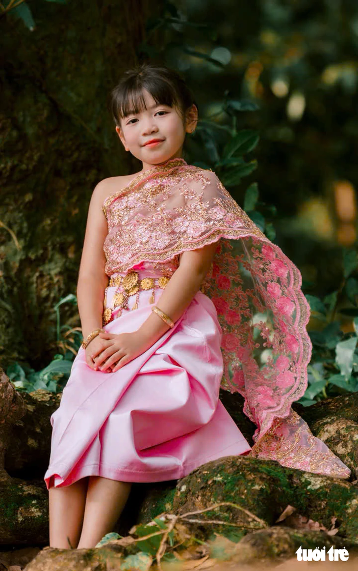 Giới trẻ đổ về Ao Bà Om thuê trang phục Khmer chụp ảnh sau khi ca sĩ Phương Mỹ Chi gây sốt - Ảnh 1.