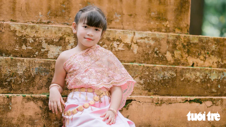 Giới trẻ đổ về Ao Bà Om thuê trang phục Khmer chụp ảnh sau khi ca sĩ Phương Mỹ Chi gây sốt - Ảnh 6.