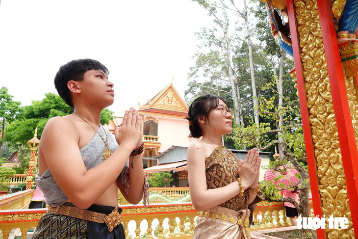Giới trẻ đổ về Ao Bà Om thuê trang phục Khmer chụp ảnh sau khi ca sĩ Phương Mỹ Chi gây sốt - Ảnh 7.