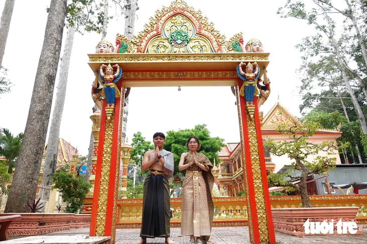 Giới trẻ đổ về Ao Bà Om thuê trang phục Khmer chụp ảnh sau khi ca sĩ Phương Mỹ Chi gây sốt - Ảnh 10.