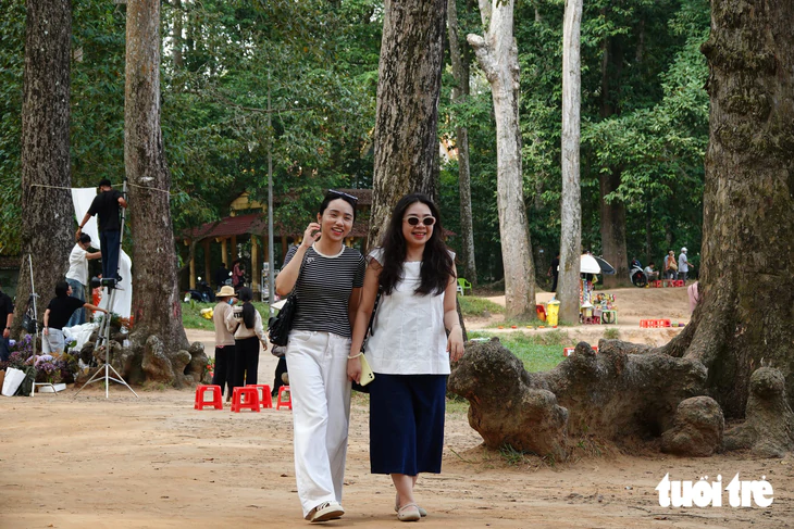 Giới trẻ đổ về Ao Bà Om thuê trang phục Khmer chụp ảnh sau khi ca sĩ Phương Mỹ Chi gây sốt - Ảnh 11.