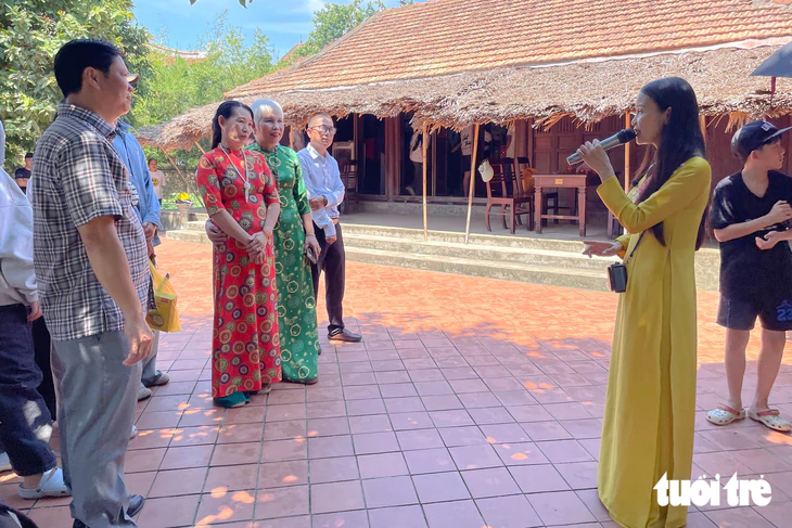 Tết Độc lập, dòng người nườm nượp thăm nhà lưu niệm Đại tướng Võ Nguyên Giáp - Ảnh 1.