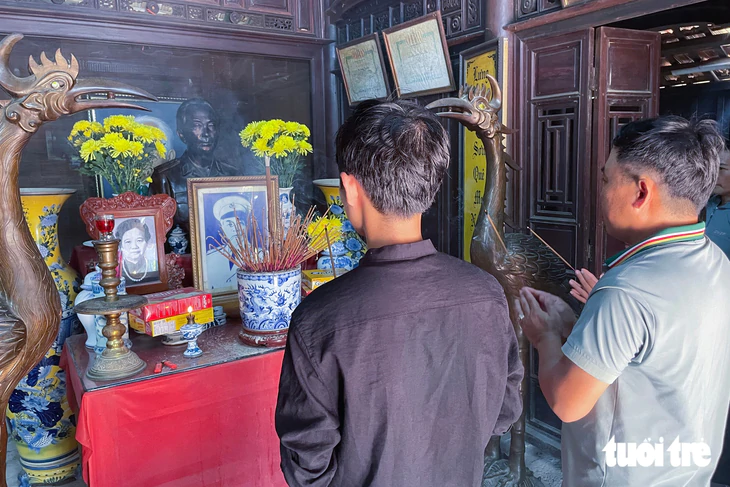 Tết Độc lập, dòng người nườm nượp thăm nhà lưu niệm Đại tướng Võ Nguyên Giáp - Ảnh 2.