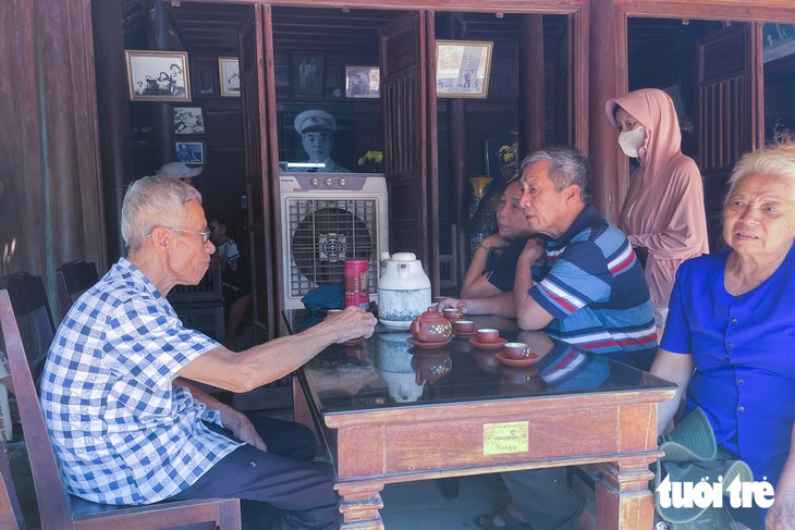 Tết Độc lập, dòng người nườm nượp thăm nhà lưu niệm Đại tướng Võ Nguyên Giáp - Ảnh 3.
