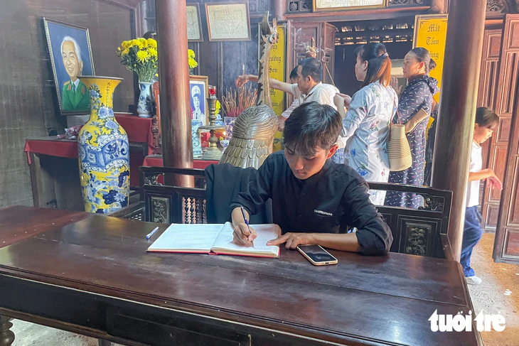 Tết Độc lập, dòng người nườm nượp thăm nhà lưu niệm Đại tướng Võ Nguyên Giáp - Ảnh 4.