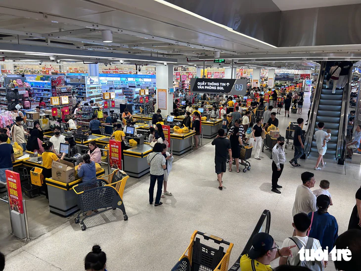 Ngày cuối nghỉ lễ 2-9: Người dân tranh thủ mua sắm, cà phê trước khi trở lại guồng công việc - Ảnh 1.