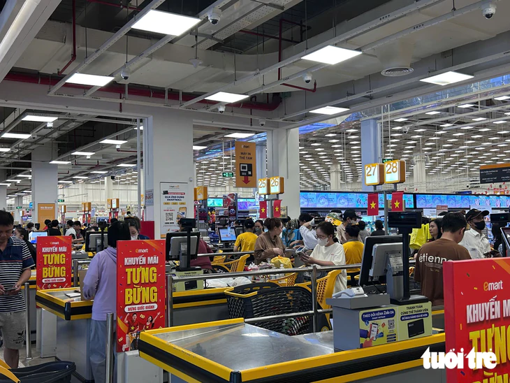 Ngày cuối nghỉ lễ 2-9: Người dân tranh thủ mua sắm, cà phê trước khi trở lại guồng công việc - Ảnh 2.